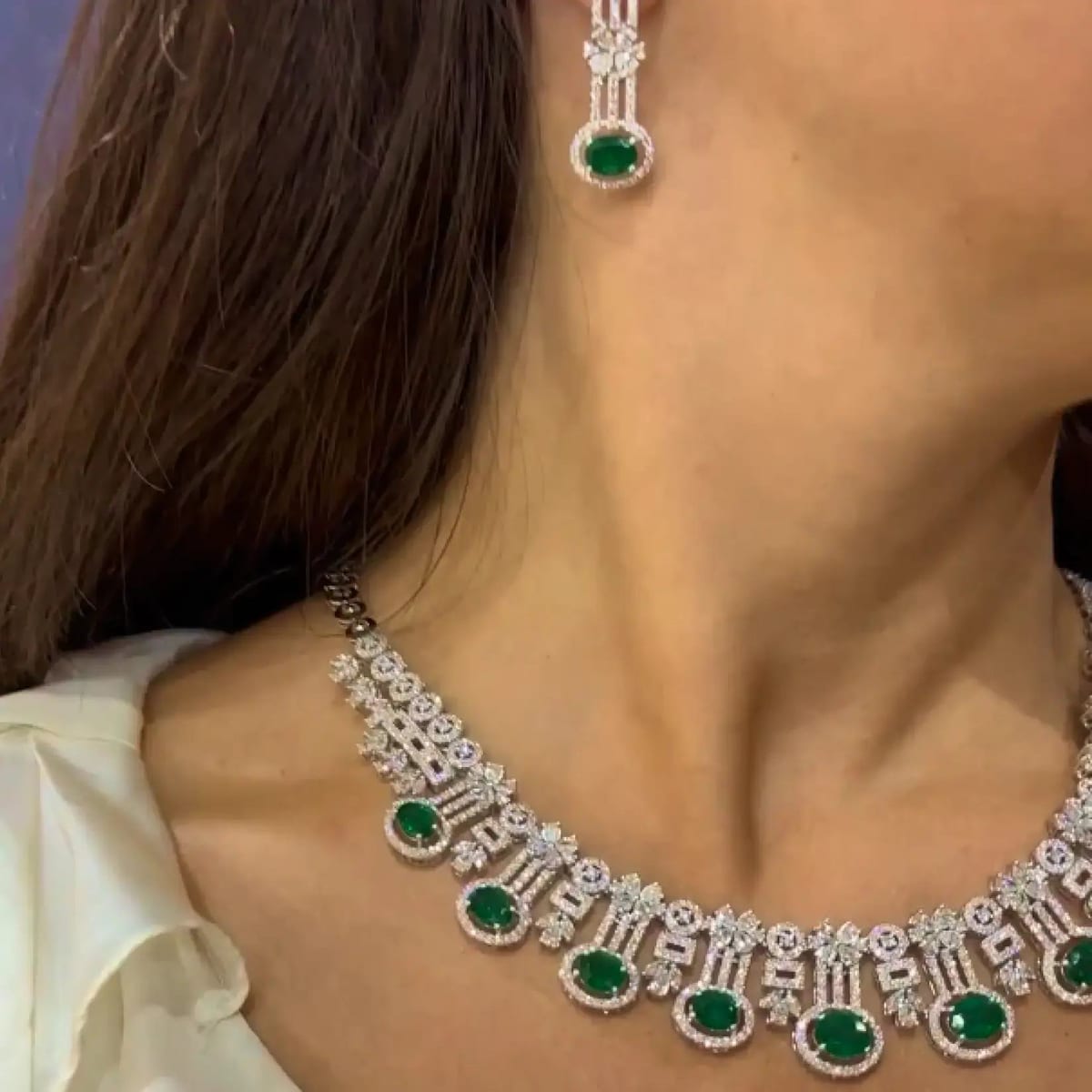 Collana e orecchini con smeraldi e diamanti indossati