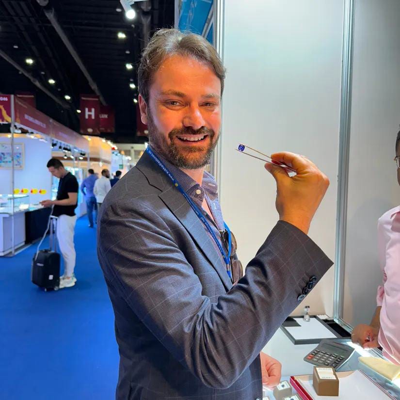 Selezione delle pietre allo stand della fiera