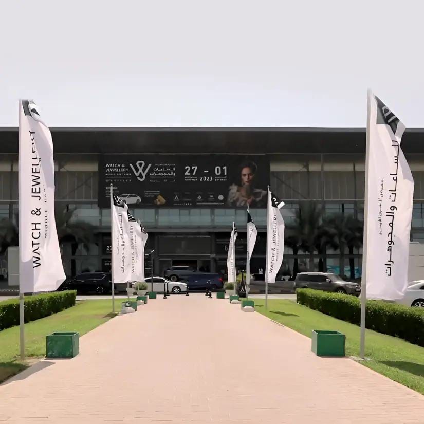 L'ingresso del centro espositivo con le bandiere del Watch & Jewellery Middle East Show