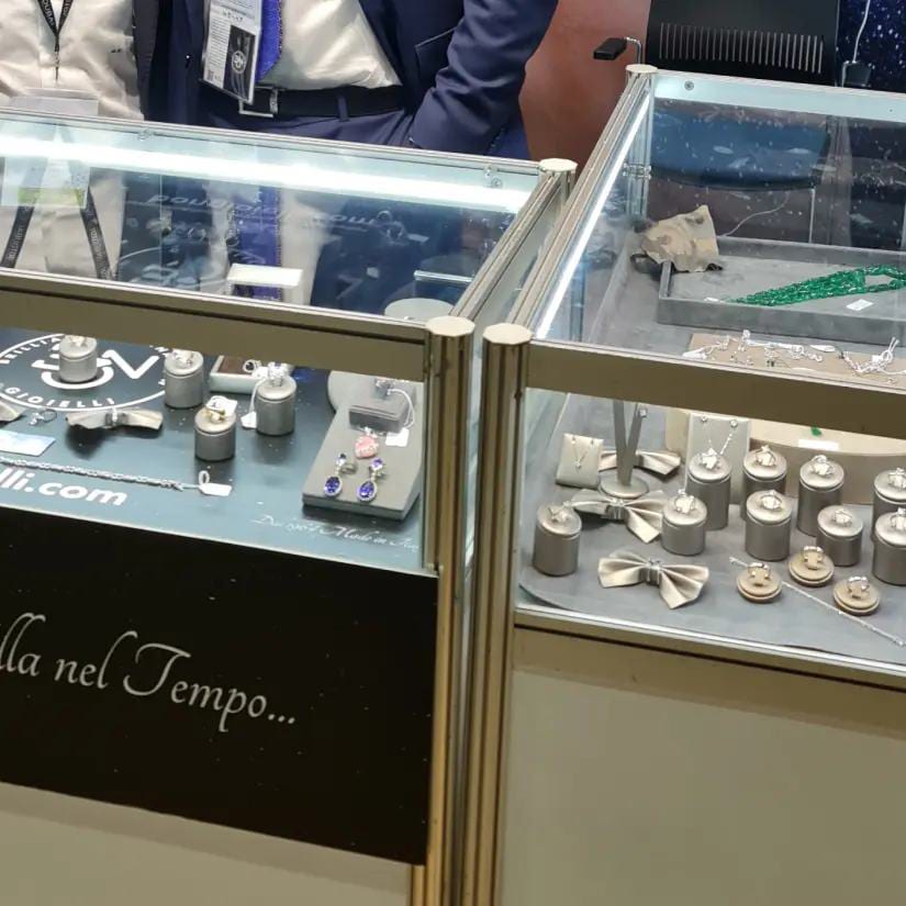 Le vetrine Bon Gioielli con gioielli in esposizione